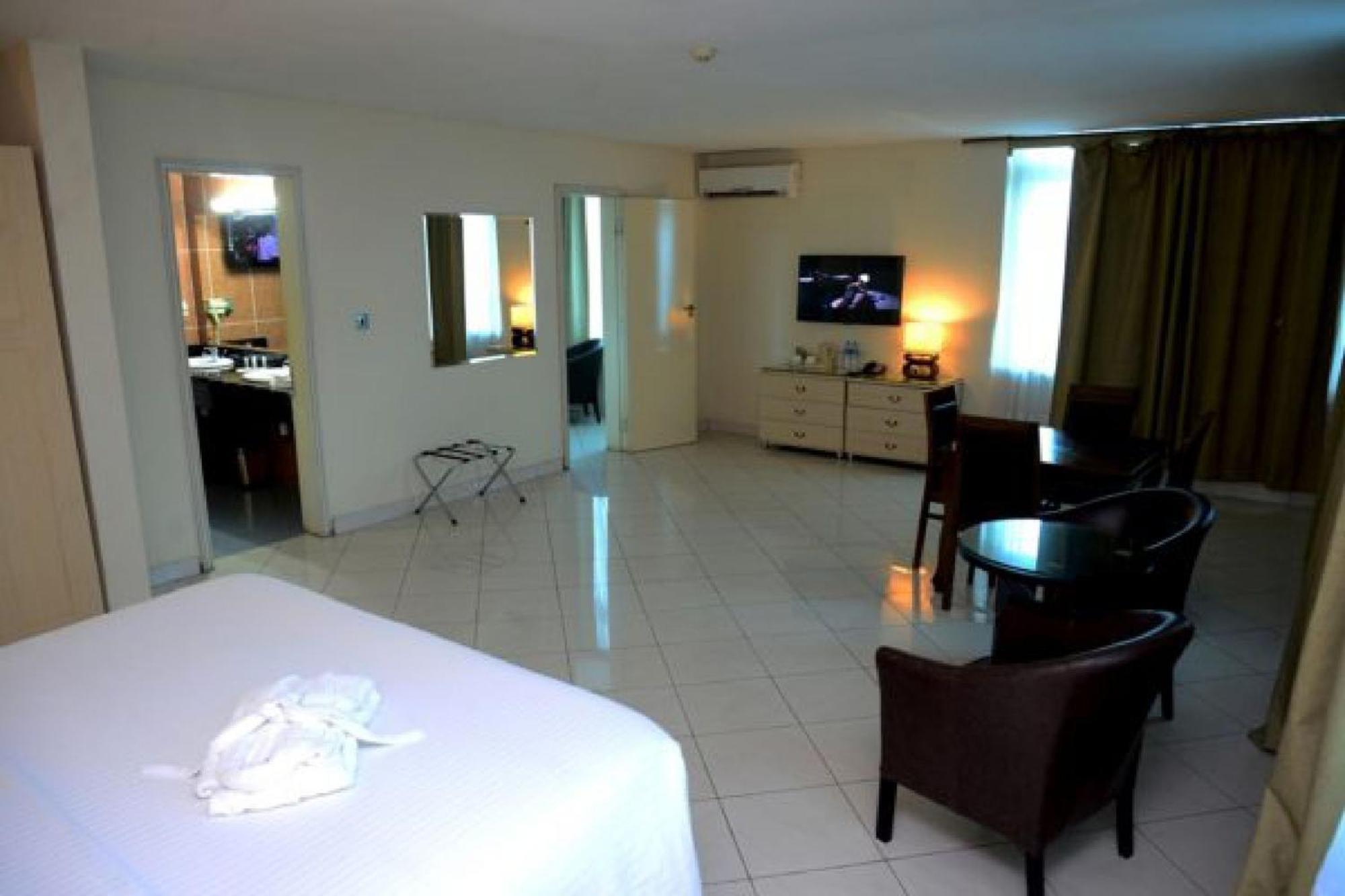 Room In Lodge - Golden Royale Hotel Enugu Dış mekan fotoğraf